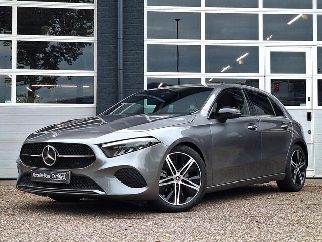 Mercedes-Benz A-KLASSE 180 Star Edition Luxury | Night Pakket | Achteruitrijcamera | Sfeerverlichting | Dodehoekassistent | Stoelverwarming | Parkeersensoren | Keyless-GO | Elektrisch Inklapbare Buitenspiegels