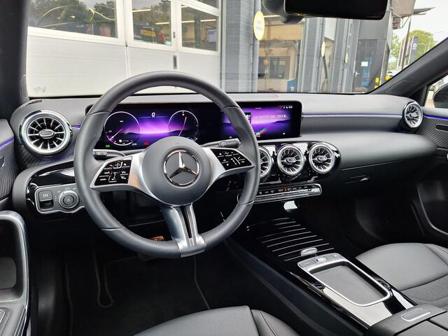 Mercedes-Benz A-KLASSE 180 Star Edition Luxury | Night Pakket | Achteruitrijcamera | Sfeerverlichting | Dodehoekassistent | Stoelverwarming | Parkeersensoren | Keyless-GO | Elektrisch Inklapbare Buitenspiegels
