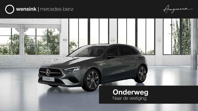 Mercedes-Benz A-KLASSE 250e Business Solution Luxury | Panoramaschuifdak | Advanced sound | Nightpakket | Dodehoekassistent | Achteruitrijcamera |