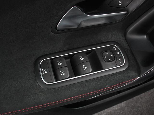 Mercedes-Benz A-KLASSE 200 Automaat AMG Line | Navigatie | Climate control | Camera | Parkeer sensoren | Half Lederen Bekleding | Led | Cruise Control adaptive | LM Velgen | Dab | Led