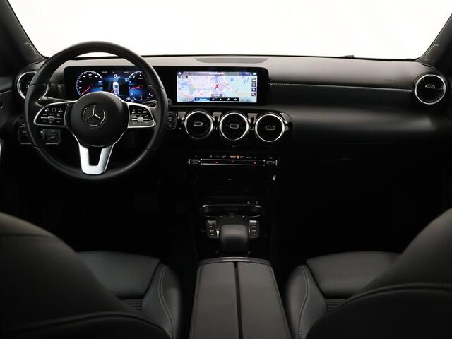 Mercedes-Benz A-KLASSE 180 Business Solution Luxury | Widescreen | Trekhaak | Stoelverwarming | Parkeersensoren |