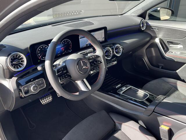Mercedes-Benz A-KLASSE 180 Star Edition AMG | Matgrijs | Night Pakket | Panoramadak | MULTIBEAM LED Koplampen | Dodehoekassistent | Apple CarPlay | Android Auto | Sfeerverlichting | Stoelverwarming | Achteruitrijcamera | Elektrisch Inklapbare Buitenspiegels
