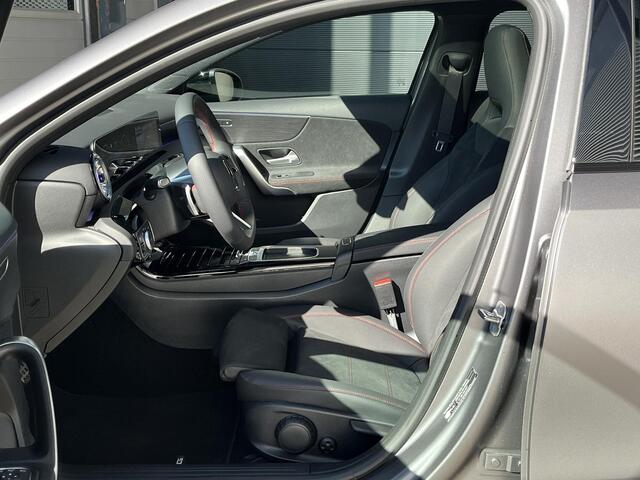 Mercedes-Benz A-KLASSE 180 Star Edition AMG | Matgrijs | Night Pakket | Panoramadak | MULTIBEAM LED Koplampen | Dodehoekassistent | Apple CarPlay | Android Auto | Sfeerverlichting | Stoelverwarming | Achteruitrijcamera | Elektrisch Inklapbare Buitenspiegels