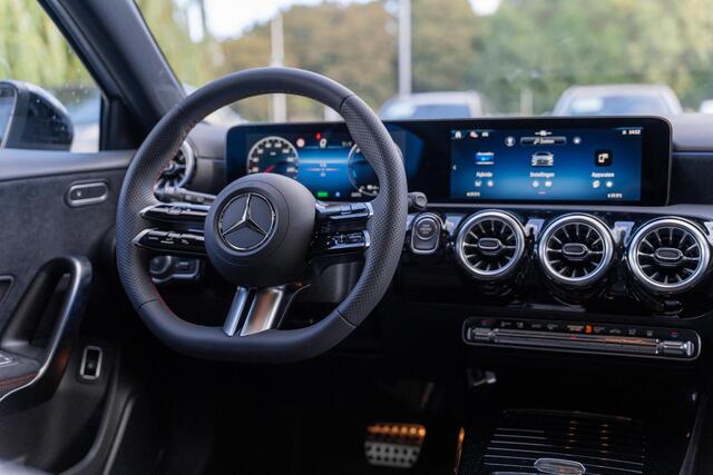 Mercedes-Benz A-KLASSE 250e Business Solution AMG | Panoramaschuifdak | Night pakket | Achteruitrijcamera | Stoelverwarming | MULTIBEAM LED |
