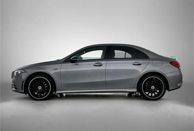 Mercedes-Benz A-KLASSE 250 e AMG Plug-In Hybride | Panoramadak | Achteruitrijcamera | Nightpakket | Sfeerverlichting | Burmester | Inclusief 24 maanden MB Certified garantie voor Europa.