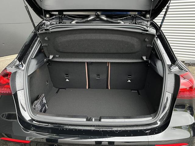 Mercedes-Benz A-KLASSE 200 AMG Line | Bruin Interieur | Night | Pano |