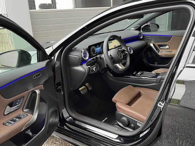 Mercedes-Benz A-KLASSE 200 AMG Line | Bruin Interieur | Night | Pano |