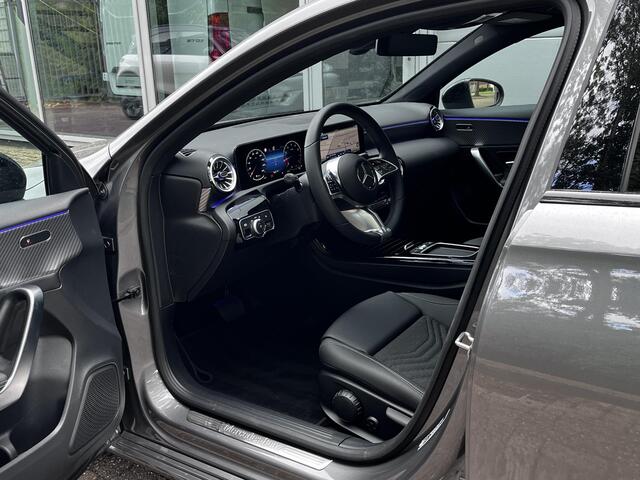Mercedes-Benz A-KLASSE 180 Star Edition Luxury | Panoramadak | Night Pakket | Dodehoekassistent | Sfeerverlichting | Stoelverwarming | Parkeersensoren | Achteruitrijcamera | Elektrisch Inklapbare Buitenspiegels