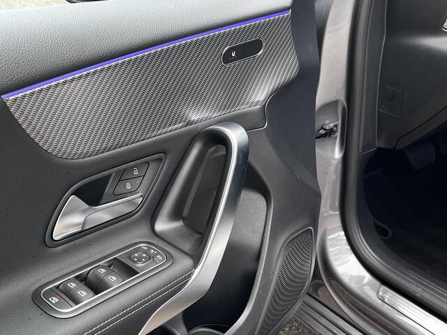 Mercedes-Benz A-KLASSE 180 Star Edition Luxury | Panoramadak | Night Pakket | Dodehoekassistent | Sfeerverlichting | Stoelverwarming | Parkeersensoren | Achteruitrijcamera | Elektrisch Inklapbare Buitenspiegels