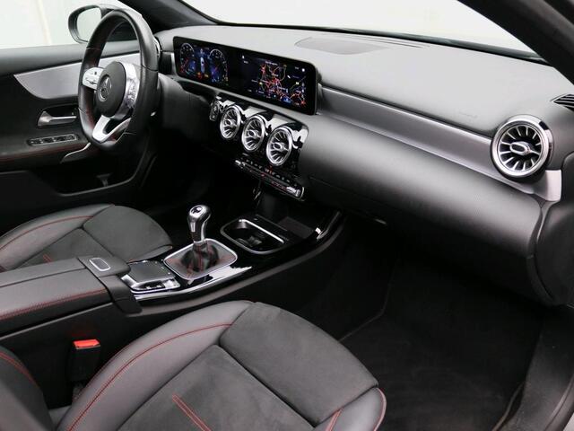 Mercedes-Benz A-KLASSE 160 AMG-line Handgeschakeld | Night Pakket | Panoramaschuifdak | Sfeerverlichting | Stoelverwarming | Parkeer pakket | Inclusief 24 maanden MB Certified garantie voor Europa.