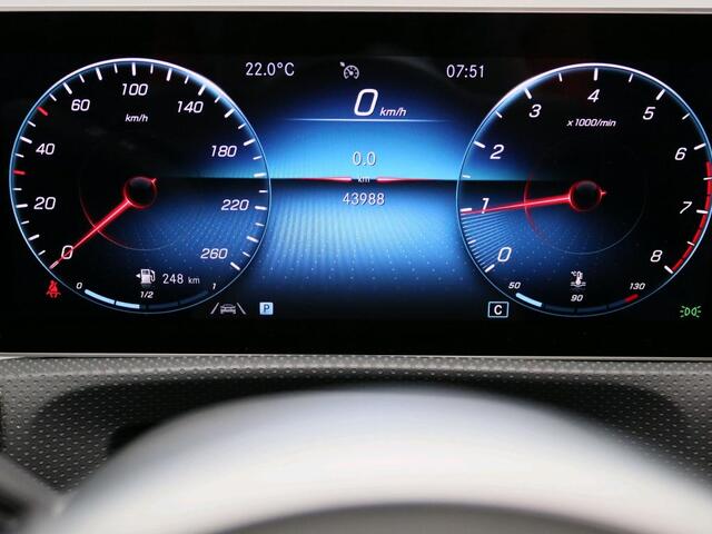 Mercedes-Benz A-KLASSE 160 AMG-line Handgeschakeld | Night Pakket | Panoramaschuifdak | Sfeerverlichting | Stoelverwarming | Parkeer pakket | Inclusief 24 maanden MB Certified garantie voor Europa.