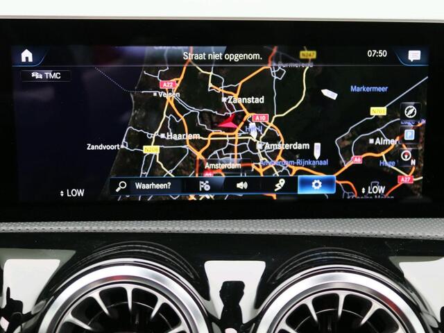 Mercedes-Benz A-KLASSE 160 AMG-line Handgeschakeld | Night Pakket | Panoramaschuifdak | Sfeerverlichting | Stoelverwarming | Parkeer pakket | Inclusief 24 maanden MB Certified garantie voor Europa.