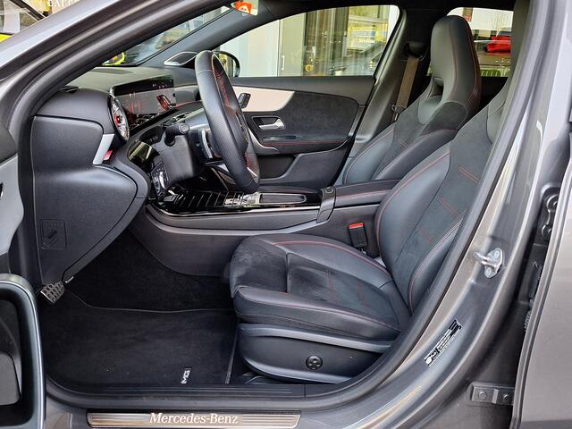 Mercedes-Benz A-KLASSE 180 AMG Line | Panoramadak | Burmester Surround Sound | Elektrisch Verstelbare Stoelen + Memory | Dodehoekassistent | MULTIBEAM LED Koplampen | Apple CarPlay | Android Auto | Sfeerverlichting | Stoelverwarming | Achteruitrijcamera