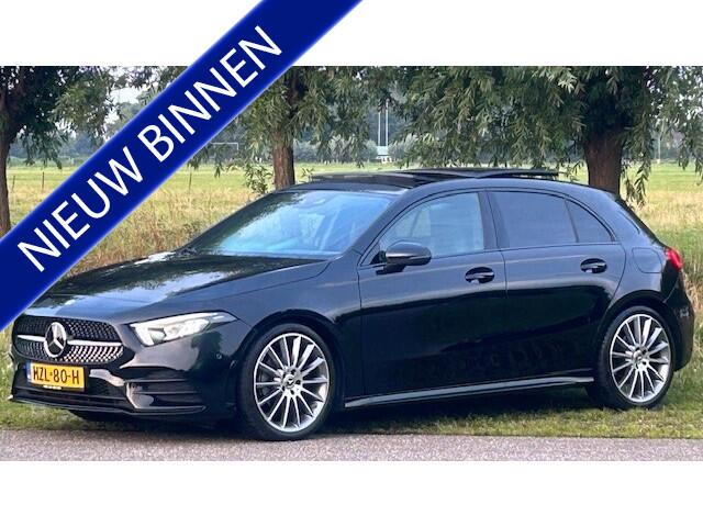 Mercedes-Benz A-KLASSE 200 AMG-LINE NAVIGATIE WIDESCREEN, APPLE CARPLAY, DAB RADIO, LEER, STOELVERWARMING, AMBIËNTEVERLICHTING, ELEC. PANORAMADAK, DISTRONIC, DODEHOEK+SPOORASSIST, PARKEERHULP V/A, ACHTERUITRIJCAMERA, LED LICHT, 19"AMG-VELGEN, ENZ. ENZ. FULL OPTIONS!!