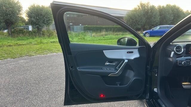 Mercedes-Benz A-KLASSE 200 AMG-LINE NAVIGATIE WIDESCREEN, APPLE CARPLAY, DAB RADIO, LEER, STOELVERWARMING, AMBIËNTEVERLICHTING, ELEC. PANORAMADAK, DISTRONIC, DODEHOEK+SPOORASSIST, PARKEERHULP V/A, ACHTERUITRIJCAMERA, LED LICHT, 19"AMG-VELGEN, ENZ. ENZ. FULL OPTIONS!!