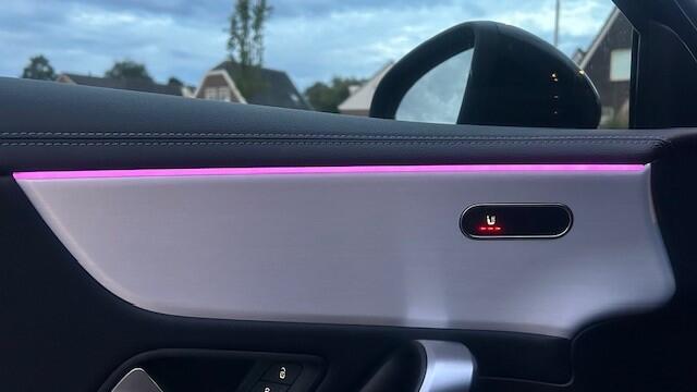 Mercedes-Benz A-KLASSE 200 AMG-LINE NAVIGATIE WIDESCREEN, APPLE CARPLAY, DAB RADIO, LEER, STOELVERWARMING, AMBIËNTEVERLICHTING, ELEC. PANORAMADAK, DISTRONIC, DODEHOEK+SPOORASSIST, PARKEERHULP V/A, ACHTERUITRIJCAMERA, LED LICHT, 19"AMG-VELGEN, ENZ. ENZ. FULL OPTIONS!!