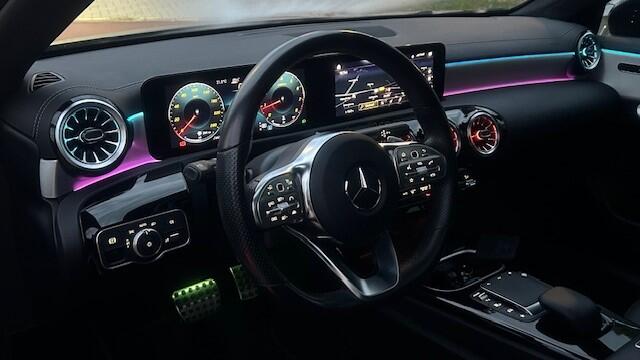 Mercedes-Benz A-KLASSE 200 AMG-LINE NAVIGATIE WIDESCREEN, APPLE CARPLAY, DAB RADIO, LEER, STOELVERWARMING, AMBIËNTEVERLICHTING, ELEC. PANORAMADAK, DISTRONIC, DODEHOEK+SPOORASSIST, PARKEERHULP V/A, ACHTERUITRIJCAMERA, LED LICHT, 19"AMG-VELGEN, ENZ. ENZ. FULL OPTIONS!!