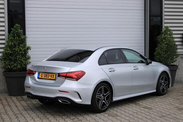 Mercedes-Benz A-KLASSE 180 AMG Camera | Sfeerverlichting | Night | Trekhaak | Augmented Reality | Stoelverwarming | LED | Widescreen