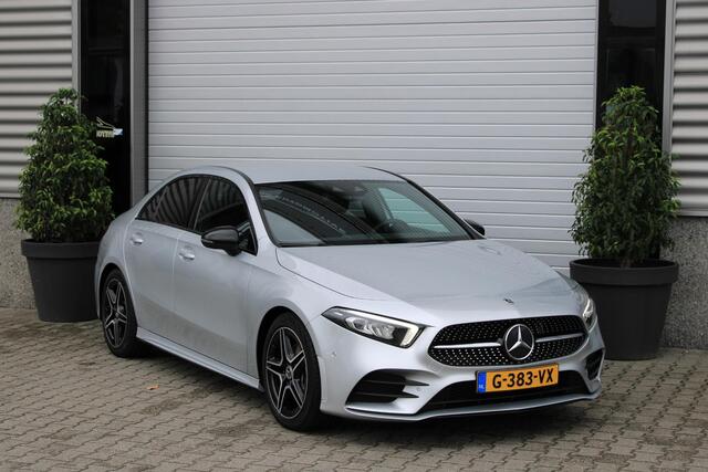 Mercedes-Benz A-KLASSE 180 AMG Camera | Sfeerverlichting | Night | Trekhaak | Augmented Reality | Stoelverwarming | LED | Widescreen