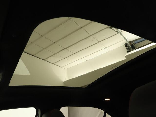 Mercedes-Benz A-KLASSE 180d AMG Night | Panoramadak | Trekhaak | Stoelverwarming | Camera | Widescreen | Navigatie | Full LED | Leder/Alcantara