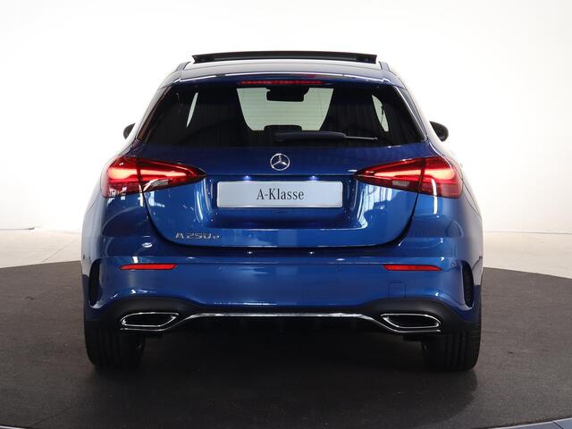 Mercedes-Benz A-KLASSE 250 e Star Edition AMG Line | AMG Line Plus | Panoramaschuifdak | Head-up display | Multibeam LED | Elektrisch voorstoelen met geheugen |