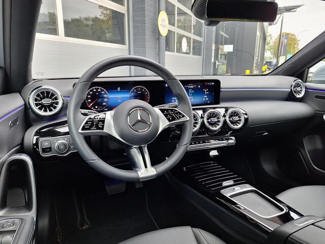 Mercedes-Benz A-KLASSE 180 Star Edition Luxury | Panoramadak | Trekhaak | Achteruitrijcamera | Dodehoekassistent | Donkergetint Glas Achter | Sfeerverlichting | Stoelverwarming | Keyless-GO | Parkeersensoren | Elektrisch Inklapbare Buitenspiegels