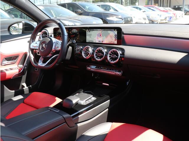 Mercedes-Benz A-KLASSE 180 AMG Line I Panoramadak I Leder I Widescreen