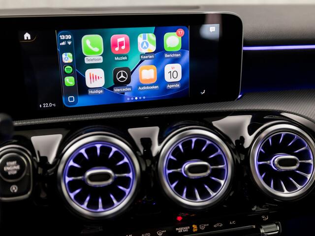 Mercedes-Benz A-KLASSE 200 Premium Plus AMG Automaat 164Pk (APPLE CARPLAY, PANORAMADAK, BURMESTER, SFEERVERLICHTING, STOELVERWARMING, CAMERA, SPORTSTOELEN, NIEUWE APK, NIEUWSTAAT)