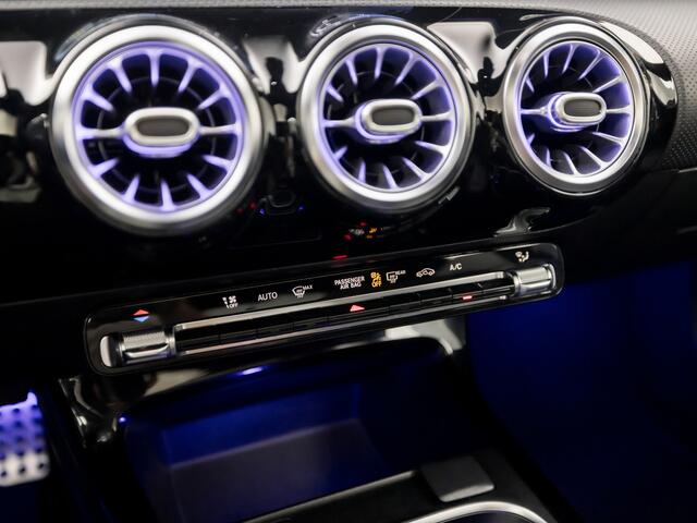 Mercedes-Benz A-KLASSE 200 Premium Plus AMG Automaat 164Pk (APPLE CARPLAY, PANORAMADAK, BURMESTER, SFEERVERLICHTING, STOELVERWARMING, CAMERA, SPORTSTOELEN, NIEUWE APK, NIEUWSTAAT)