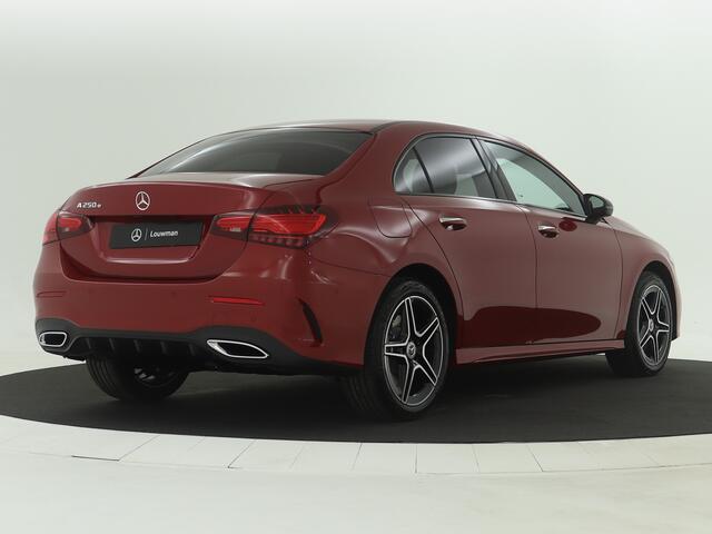 Mercedes-Benz A-KLASSE 250 e AMG Nightpakket | Distronic | Keyless Go | Augmented Reality | Sfeerverlichting | Parkeerpakket met Camera | Inclusief 24 maanden Mercedes-Benz Certified garantie voor Europa.