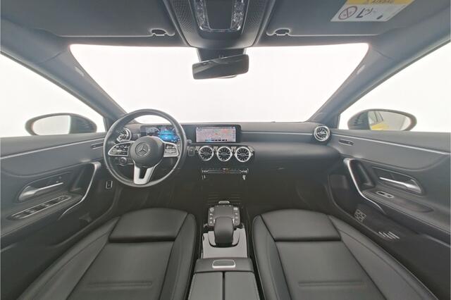 Mercedes-Benz A-KLASSE 250 e NIght Plug-In Hybride Nightpakket | Trekhaak | Achteruitrijcamera | Ledkoplampen | Stoelverwarming | Sfeerverlichting. Inclusief 24 maanden Mercedes-Benz Certified garantie voor Europa.