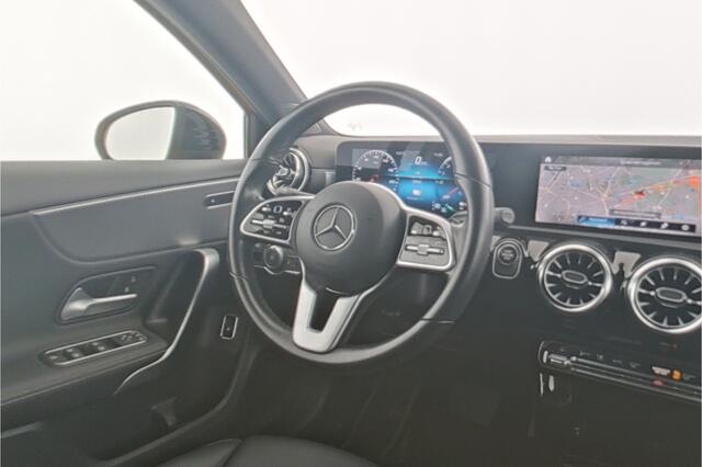 Mercedes-Benz A-KLASSE 250 e NIght Plug-In Hybride Nightpakket | Trekhaak | Achteruitrijcamera | Ledkoplampen | Stoelverwarming | Sfeerverlichting. Inclusief 24 maanden Mercedes-Benz Certified garantie voor Europa.