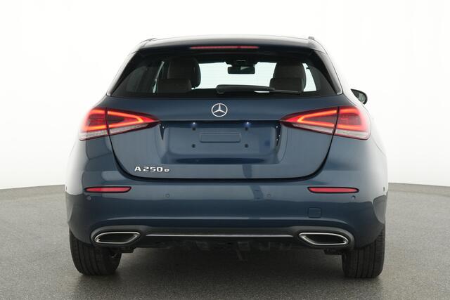 Mercedes-Benz A-KLASSE 250 e Plug-In Hybride Panorama Schuif-Kanteldak | Sfeerverlichting | Achteruitrijcamera | Ledkoplampen | Inclusief 24 maanden Mercedes-Benz Certified garantie voor Europa.