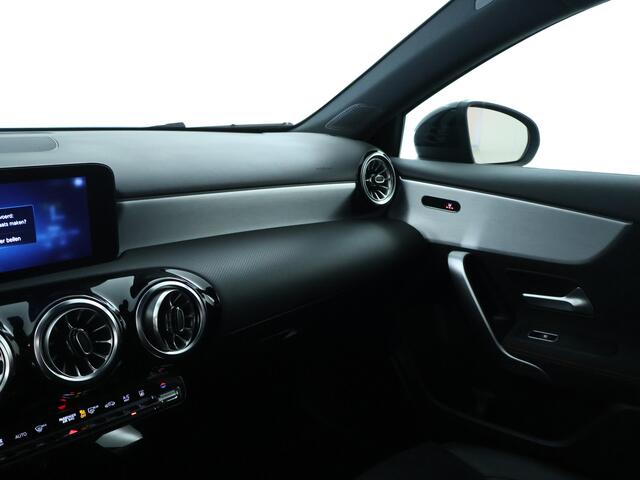 Mercedes-Benz A-KLASSE 250 e Business Solution AMG Limited | Achteruitrijcamera | Sfeerverlichting | Nightpakket | Inclusief 24 maanden MB Certified garantie voor Europa.