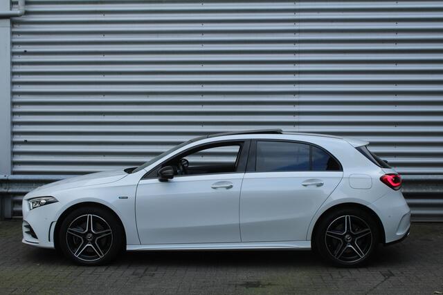 Mercedes-Benz A-KLASSE 250 e 218pk Business Solution AMG Limited PHEV Automaat NL-Auto NAP Panoramadak Burmester Clima Cruise Navi Camera Sfeer LMV