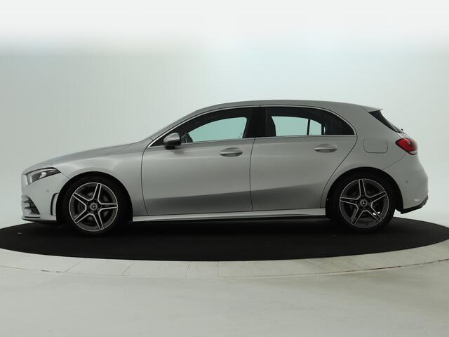 Mercedes-Benz A-KLASSE 160 Business Solution AMG | Parkeerpakket met Camera | Cruise Controle | LED Verlichting | Navigatie | Inclusief 24 maanden Mercedes-Benz Certified garantie voor Europa.