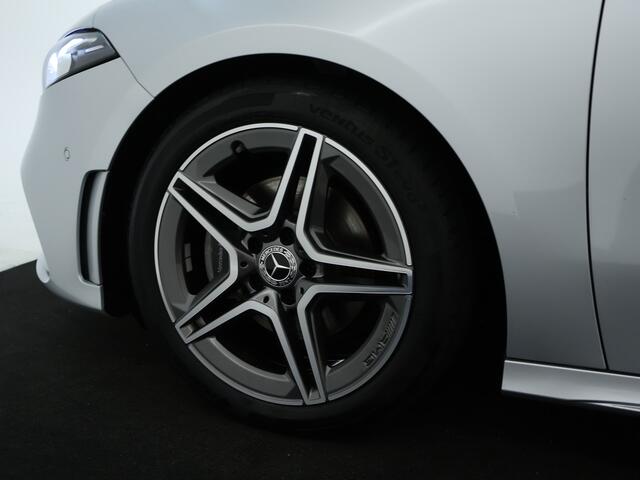 Mercedes-Benz A-KLASSE 160 Business Solution AMG | Parkeerpakket met Camera | Cruise Controle | LED Verlichting | Navigatie | Inclusief 24 maanden Mercedes-Benz Certified garantie voor Europa.