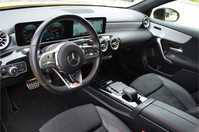 Mercedes-Benz A-KLASSE 250 e Business Solution AMG Sfeerverlichting | Widescreen | Carplay | Stoelverwarming | Night pakket