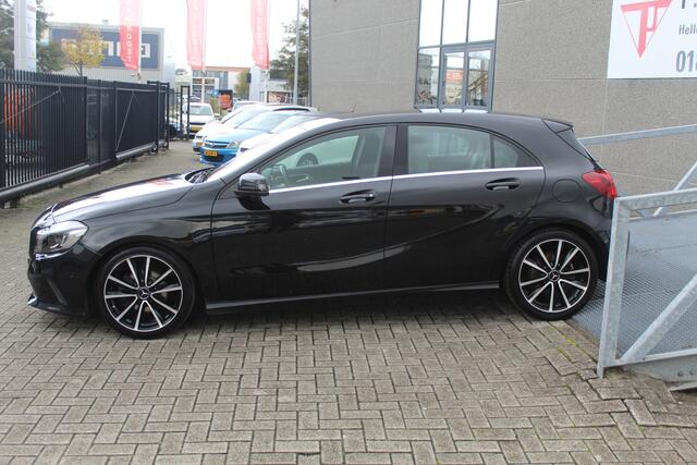 Mercedes-Benz A-KLASSE 180 AUTOMAAT Navigatie/Stoelverwarming/Keyless/Licht metalen velgen/18 Inch/Parkeersensoren voor achter