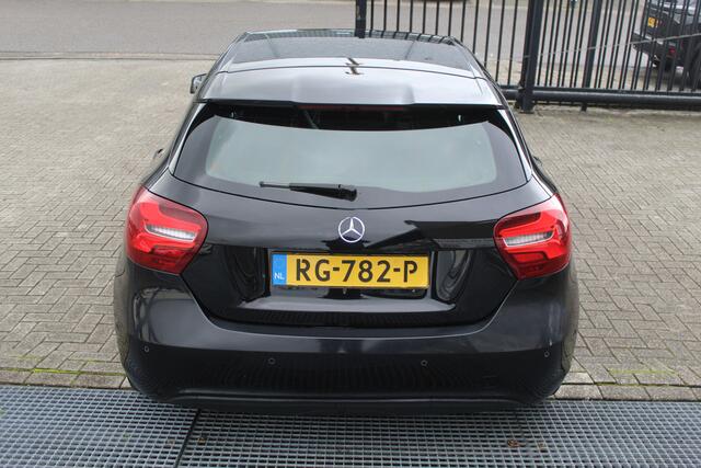 Mercedes-Benz A-KLASSE 180 AUTOMAAT Navigatie/Stoelverwarming/Keyless/Licht metalen velgen/18 Inch/Parkeersensoren voor achter