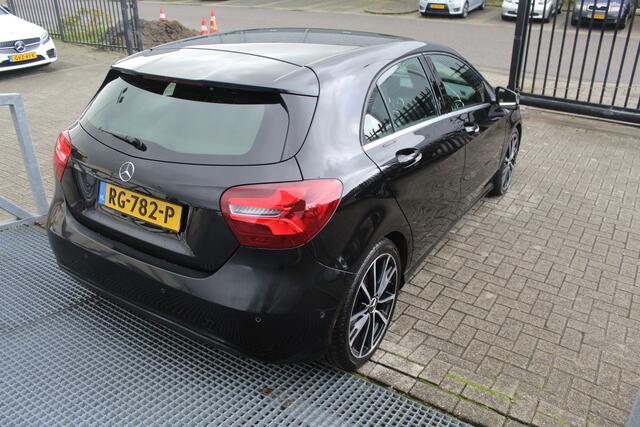 Mercedes-Benz A-KLASSE 180 AUTOMAAT Navigatie/Stoelverwarming/Keyless/Licht metalen velgen/18 Inch/Parkeersensoren voor achter