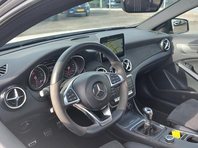 Mercedes-Benz A-KLASSE 180 122pk AMG Sport Edition | Origineel NL | Navi | Cruise | Led Koplampen | Panorama Schuifdak | Leder+Alcantara | Bluetooth Carkit+Streaming | Licht+Regensensor | Privacy Glass | 18''lm
