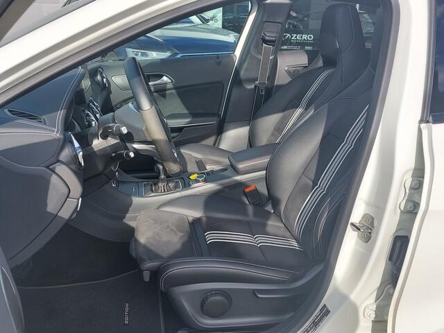 Mercedes-Benz A-KLASSE 180 122pk AMG Sport Edition | Origineel NL | Navi | Cruise | Led Koplampen | Panorama Schuifdak | Leder+Alcantara | Bluetooth Carkit+Streaming | Licht+Regensensor | Privacy Glass | 18''lm