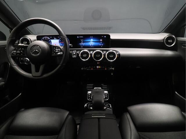 Mercedes-Benz A-KLASSE 180 Sport [DIGITAL DASHBOARD, CAMERA, HALF LEDER, STOELVERWARMING, PDC V+A, BLUETOOTH, CRUISE, CLIMATE, NIEUWSTAAT]