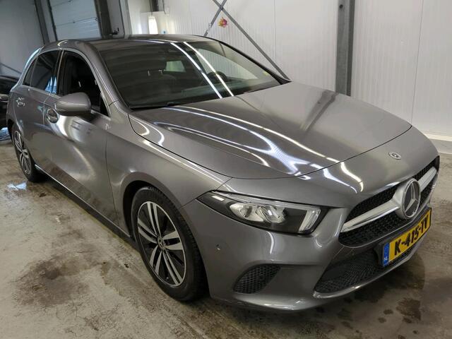Mercedes-Benz A-KLASSE 160 Business Solution Luxury Navigatie Apple Carplay/Android Auto Camera Parkeersensoren Cruise Control Stoelverwarming Virtual Cockpit Lichtmetalen velgen Climate Control