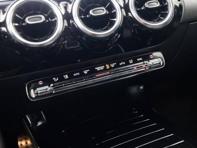 Mercedes-Benz A-KLASSE 200 AMG Sport 164Pk Automaat (APPLE CARPLAY, GROOT NAVI, LEDER/ALCANTARA, STOELVERWARMING, SPORTSTOELEN, WIDESCREEN, CAMERA, GETINT GLAS, NIEUWE APK, NIEUWSTAAT)