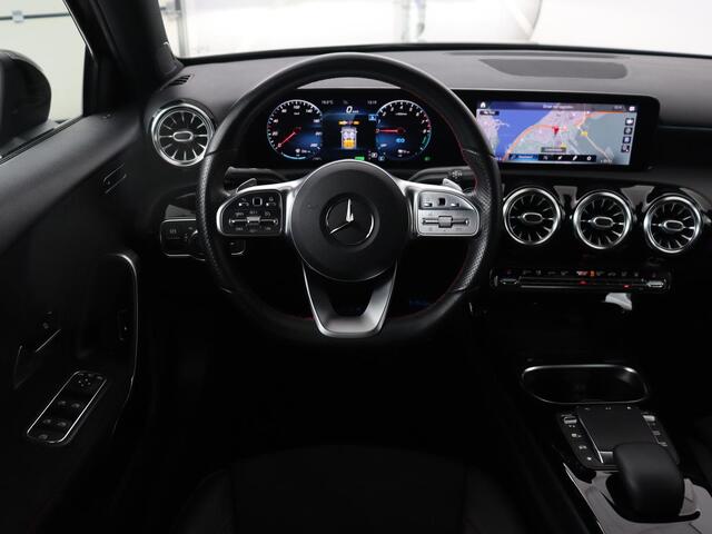 Mercedes-Benz A-KLASSE 250e AMG | Stoelverwarming | Carplay | Camera | Leder/Alcantara | Sfeerverlichting | Park Assist | Widescreen | Full LED | Dodehoek detectie | PHEV | Plug In