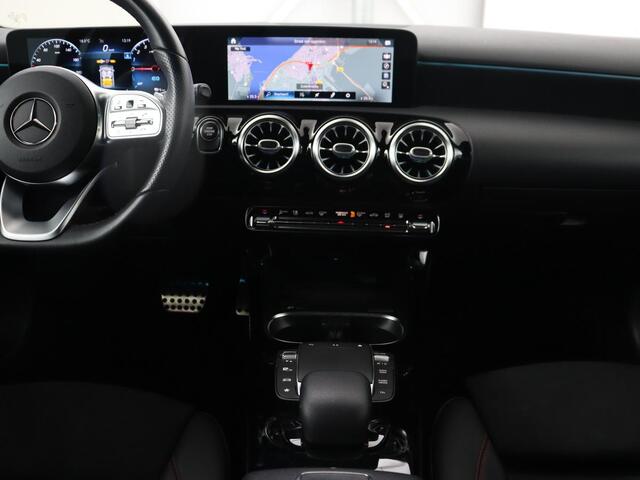 Mercedes-Benz A-KLASSE 250e AMG | Stoelverwarming | Carplay | Camera | Leder/Alcantara | Sfeerverlichting | Park Assist | Widescreen | Full LED | Dodehoek detectie | PHEV | Plug In