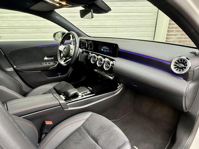 Mercedes-Benz A-KLASSE 180 AMG Line | Nightpakket | Panoramadak |