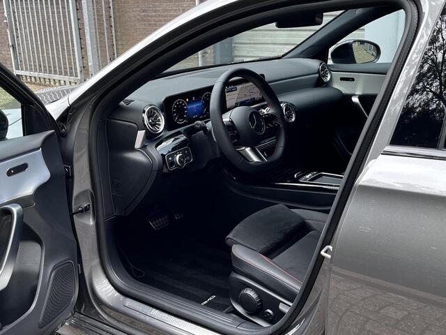 Mercedes-Benz A-KLASSE 180 Star Edition AMG | Night Pakket | Dodehoekassistent | Sierdelen Aluminium | Sfeerverlichting | Stoelverwarming | Parkeersensoren | Achteruitrijcamera | Elektrisch Inklapbare Buitenspiegels